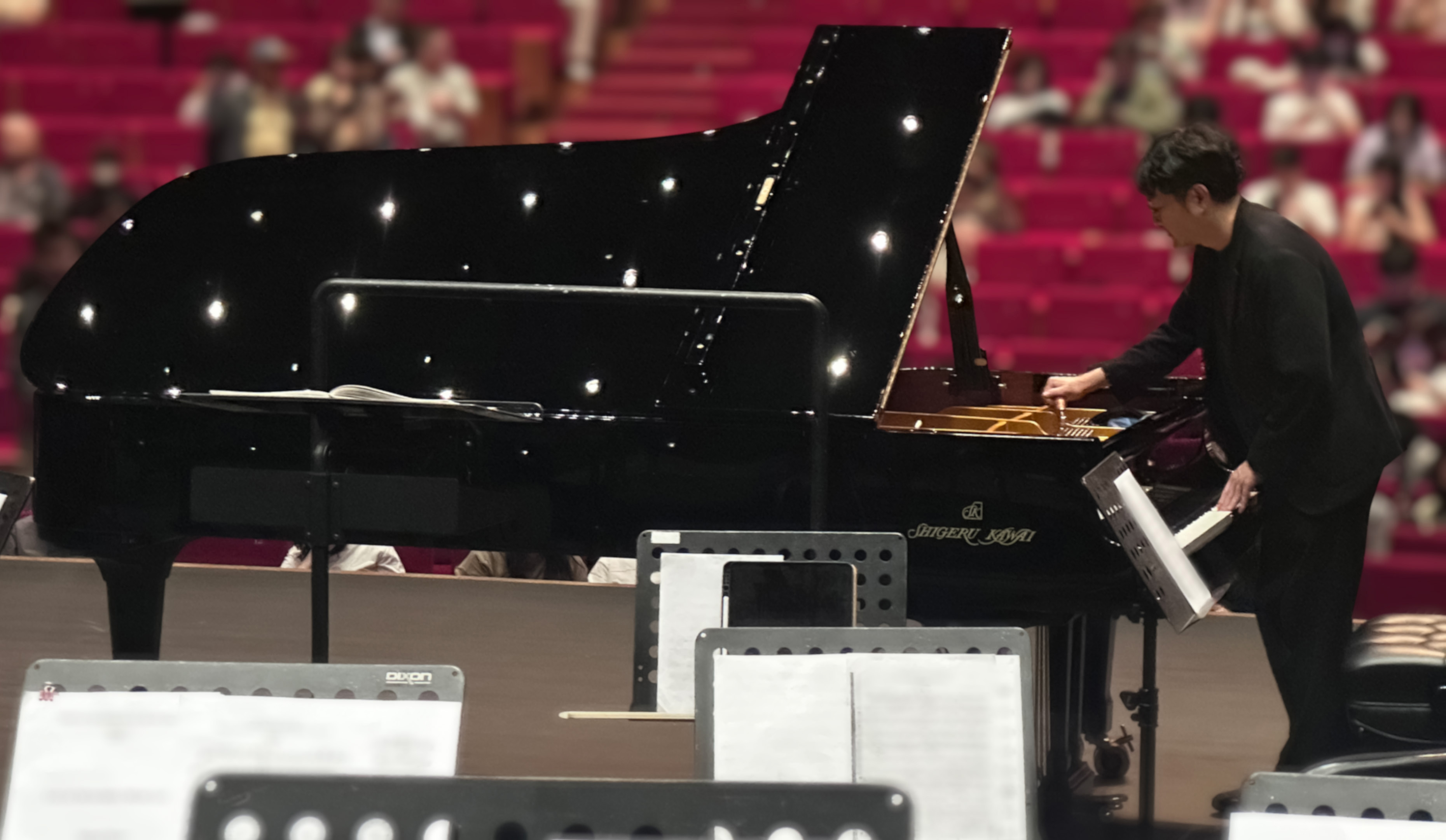 KAWAI MPA调律师在中场休息时检查钢琴